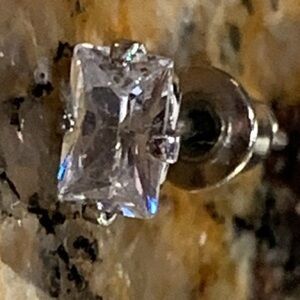 Real very sparkly diamond fashionable earring , must have for fashion diva!